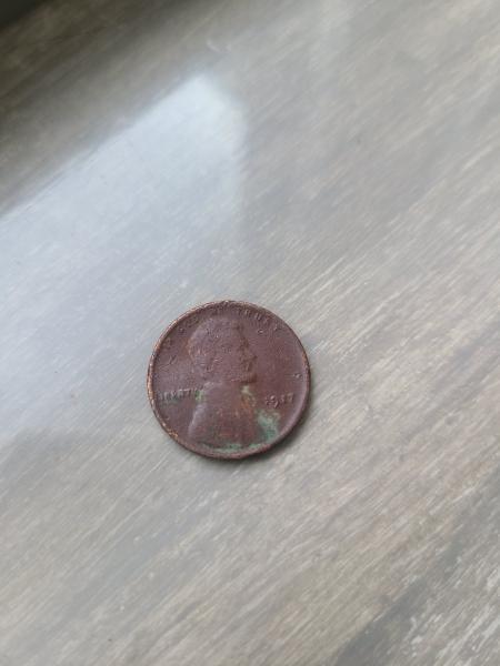 No mint mark (?) 1917 wheat penny. Does…