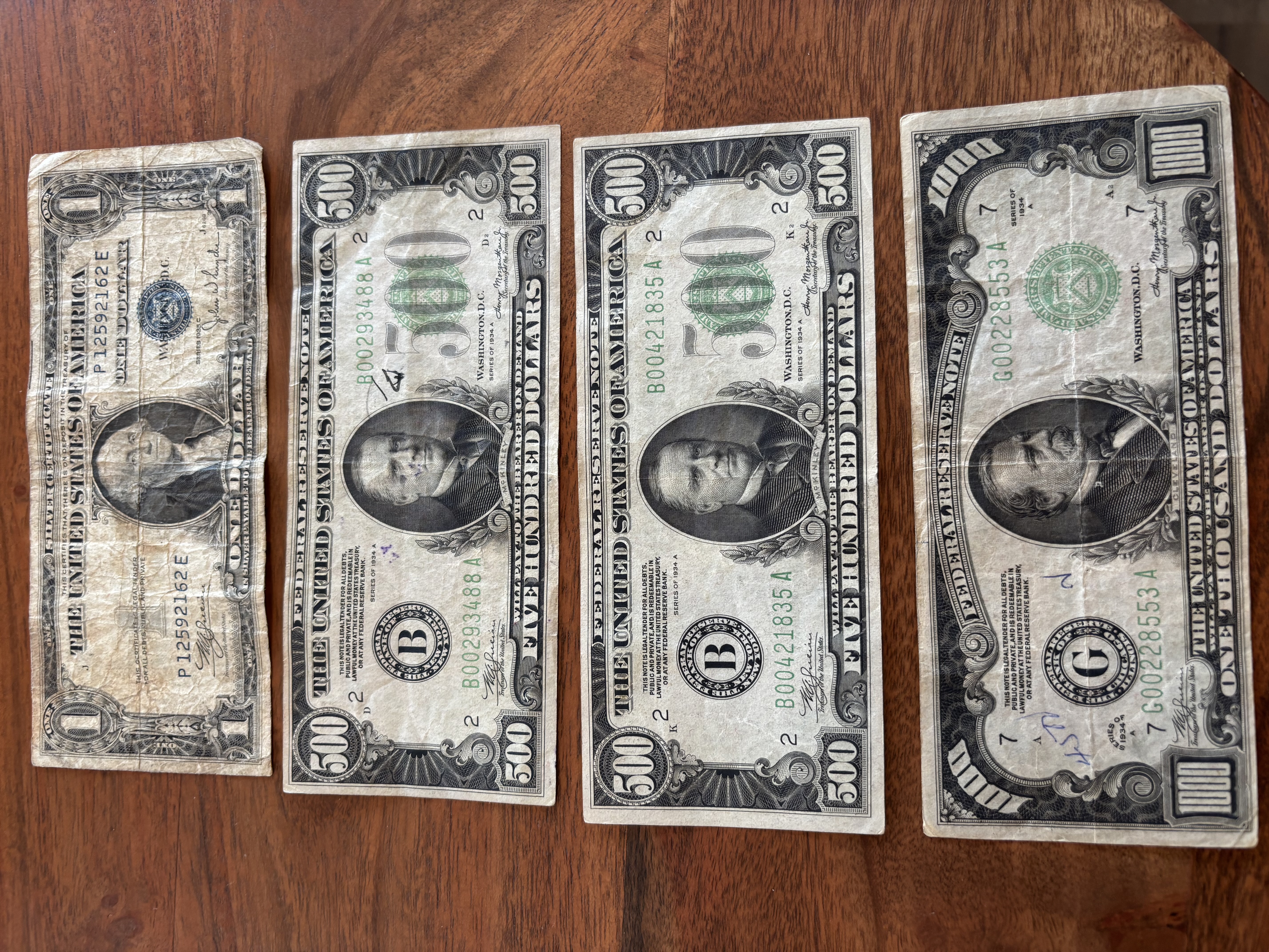 1000 and 500 dollar bills.